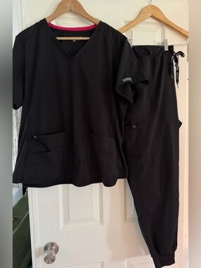 Med Couture Black Stretchy V-Neck XL Top & XL Jogger Pant Set